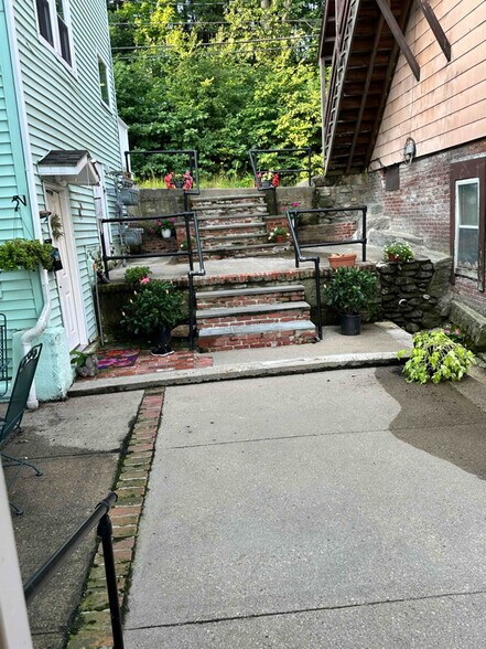 Building Photo - 32 Ashburnham Hill Rd