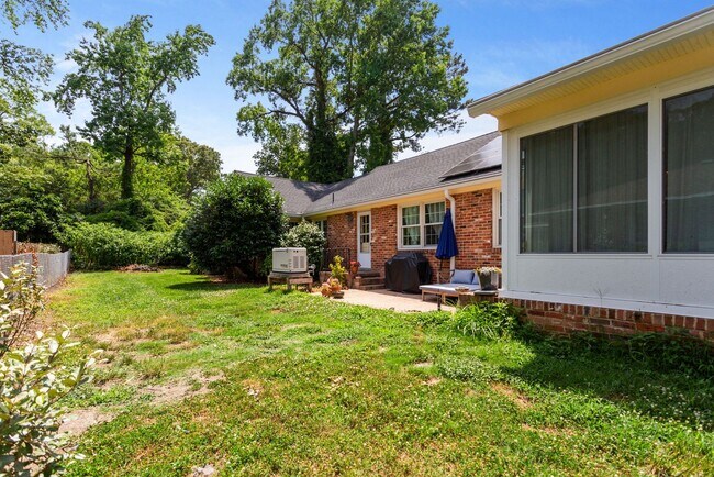 Building Photo - Thoroughgood