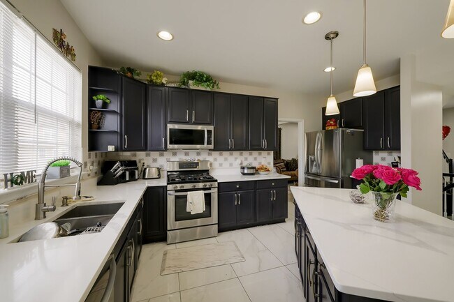 Building Photo - Luxurious Single Family Home in Emerald Farm