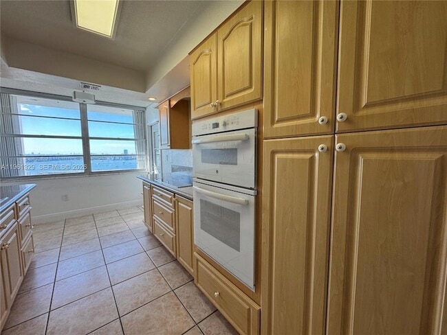 Building Photo - 18041 Biscayne Blvd