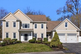 Building Photo - 11 Bobolink Rd