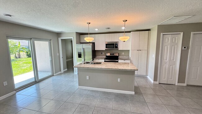 Building Photo - Amazing 4 Bedroom, 2 Bathroom Home in Palm Bay!!