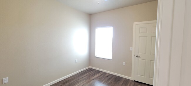 Building Photo - ra2720