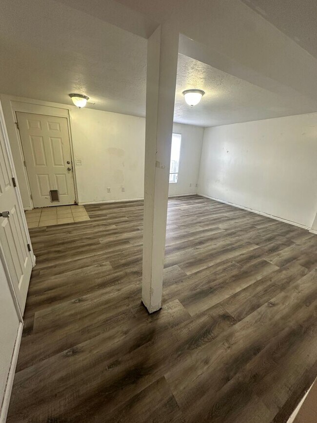 Building Photo - BEAUTIFUL TOWNHOME!!!