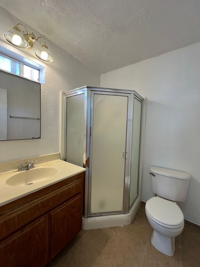 Building Photo - 1 Bedroom 1 Bathroom House with Fenced Yard+