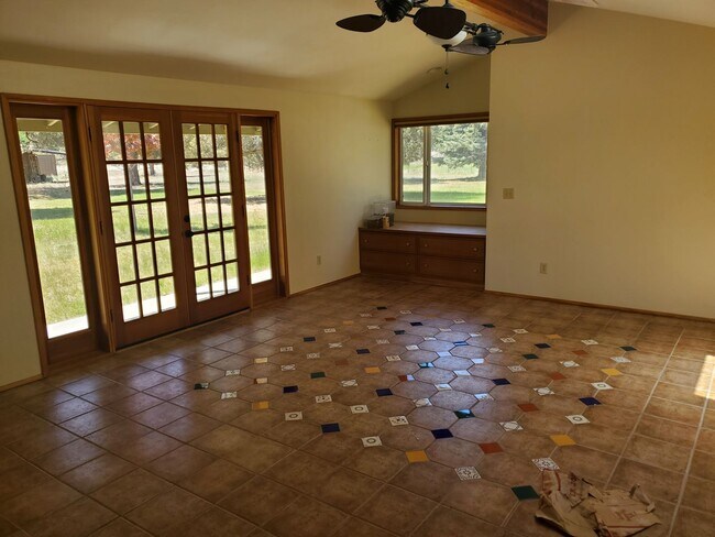 Building Photo - 4 bedroom 3 bath horse property- 6 acres i...