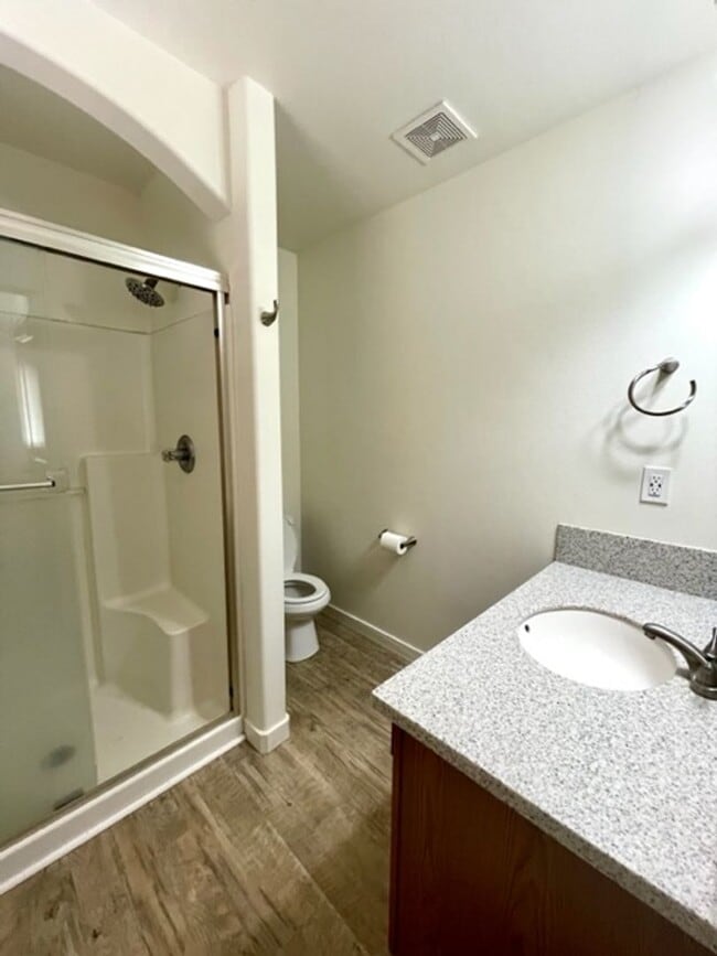 Building Photo - Single level home in NE Bend, close to sho...