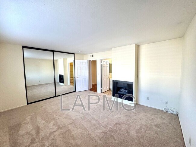 Building Photo - 12251 Moorpark St