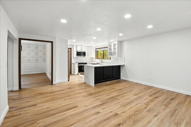 Building Photo - 3bd/2.25ba Edmonds House
