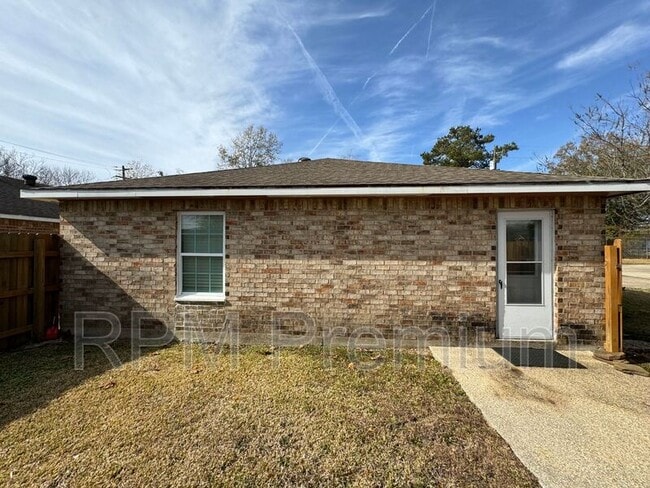 Building Photo - 1027 Barrington Dr