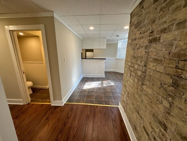 Building Photo - $1795 – 3 BA, 1 BA Lower Flat with Central Air - Close to UWM - 2500 N Bartlett