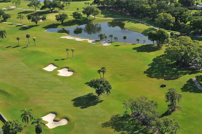 Building Photo - "Charming 2-Bed, 2-Bath Condo Oasis in Bradenton's Heart!"