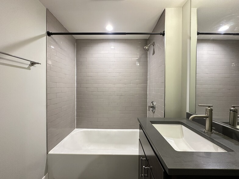 Building Photo - 913 Maple Ave