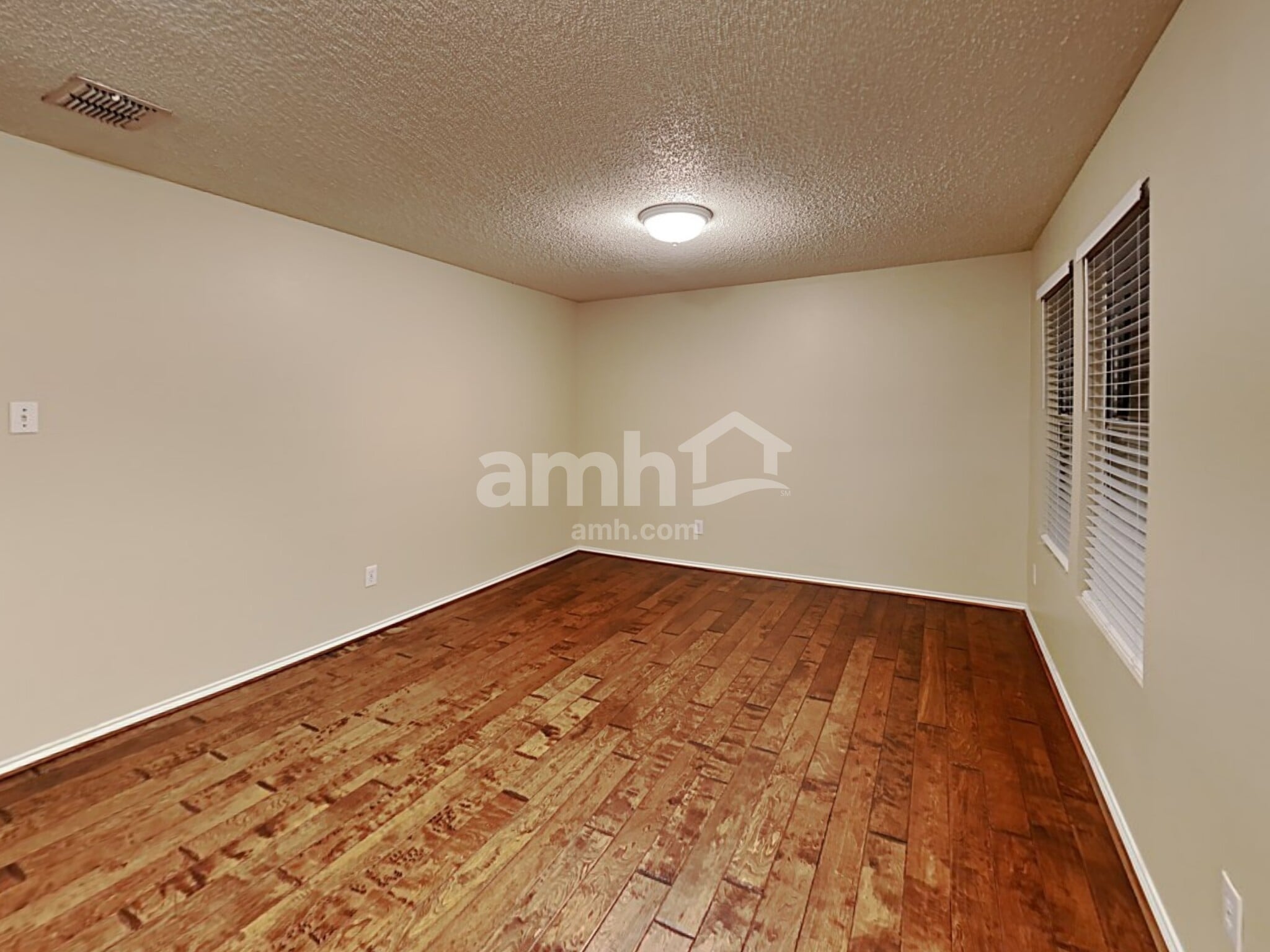 Building Photo - 1528 Englewood Dr