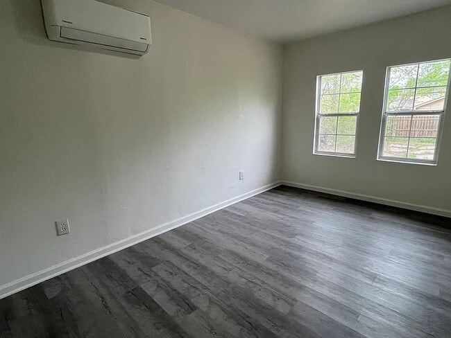 Building Photo - 2130 N Stonewall Ave