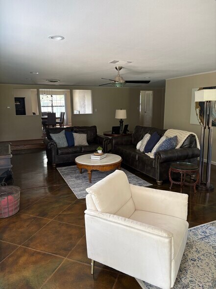 Building Photo - 3644 W Seminary Dr