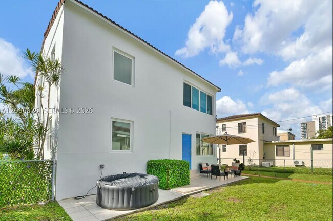 Building Photo - 3521 SW 16th St