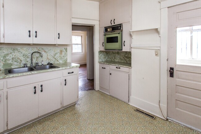 Building Photo - EDo BRICK BUNGALOW 1/BD 1/BA 1/CG