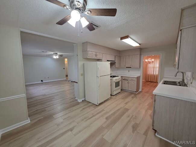 Building Photo - 4254 Lawnwood Dr