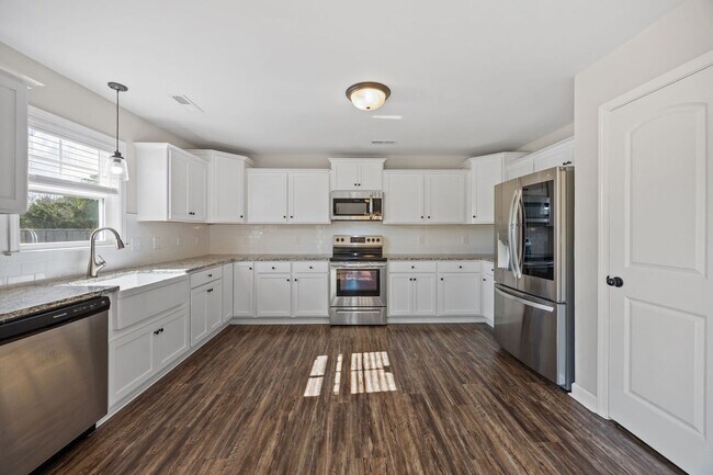 Building Photo - Welcome to Peyton's Lake!