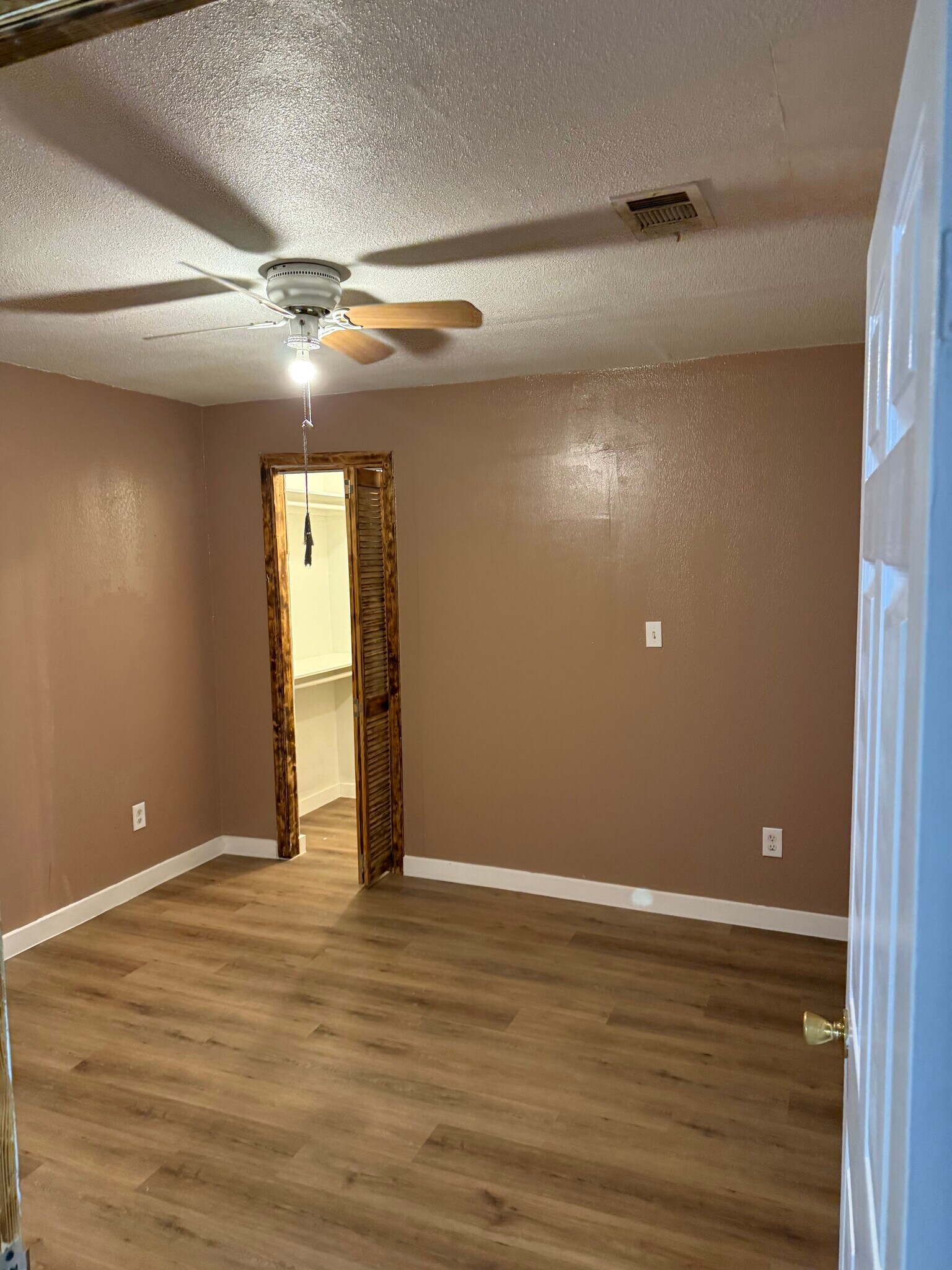 Building Photo - 2116 N Riverside Dr