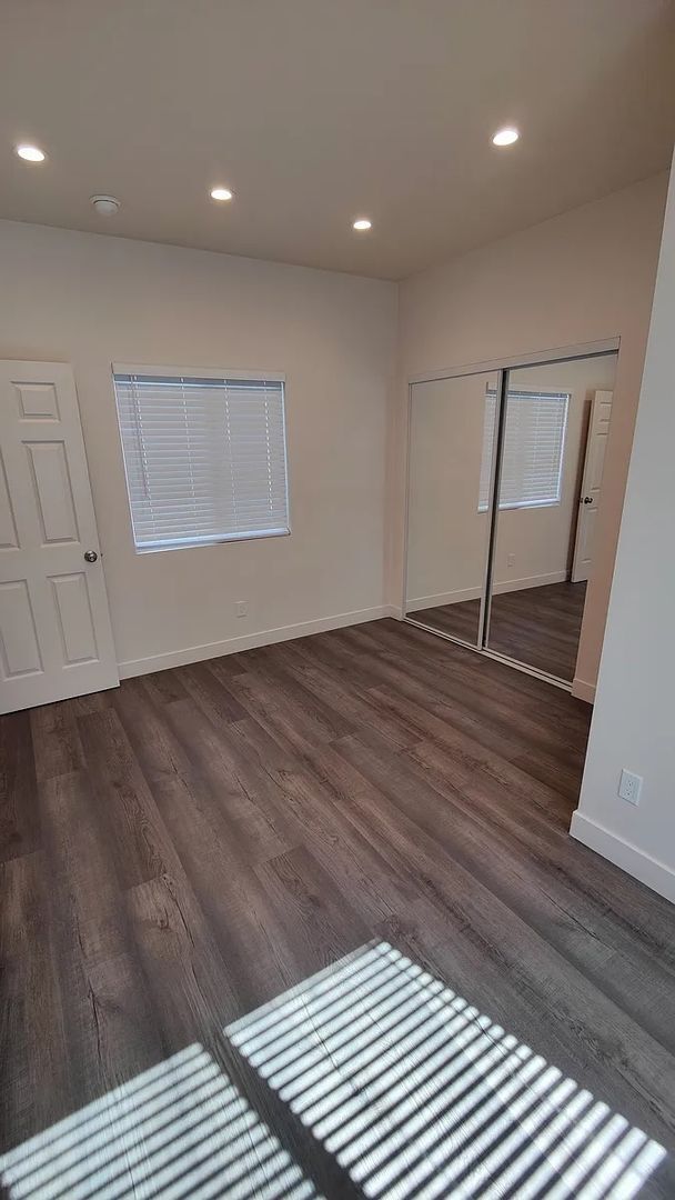 Building Photo - 4BD/2BA on East Falls! Newer Build & Rooft...