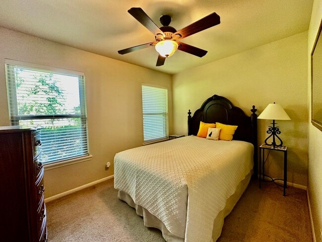 Building Photo - Furnished Riverside Home