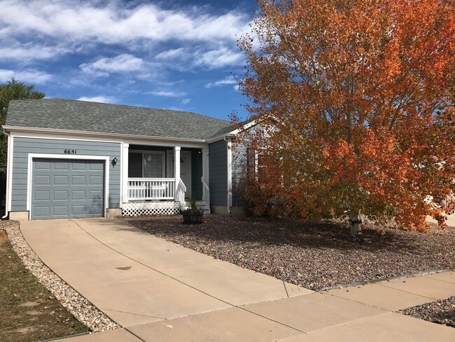 Building Photo - Open floorplan in Stetson Hills Rancher!