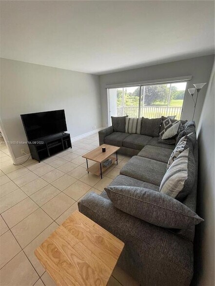 Building Photo - 3100 N Palm Aire Dr