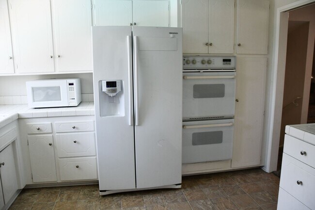Building Photo - 522 E Collins Ave