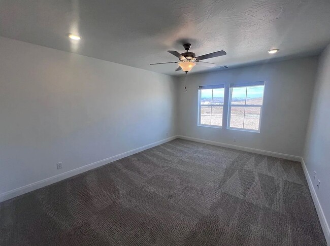 Building Photo - 491 E Rdg Dr