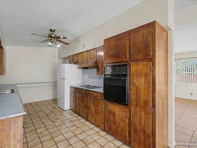 Building Photo - Charming 3-Bedroom Home with Spacious Yard & Versatile Storage!