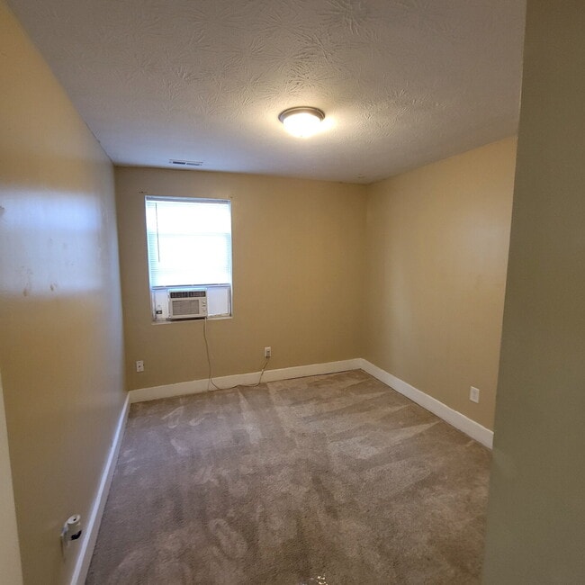Building Photo - Must See! / 3 Bedrooms 2 Full Baths