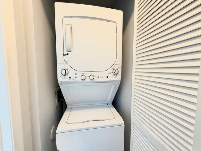 Building Photo - 651 Cypress Lake Blvd