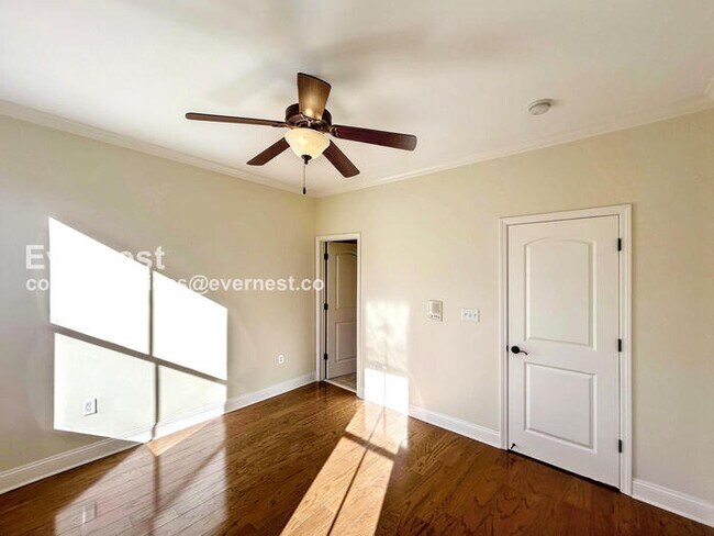 Building Photo - 2 Bed/4 Bath Condo with Detached Garage / Pet-Friendly / Available Now!