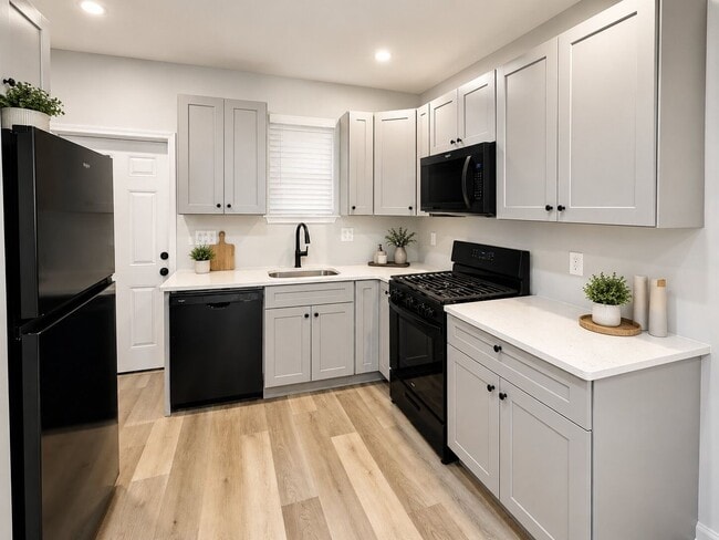 Building Photo - Spacious 3BR Rental with Central Air & Private Yard