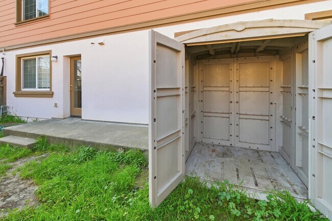 Building Photo - 712 Daniels Ave