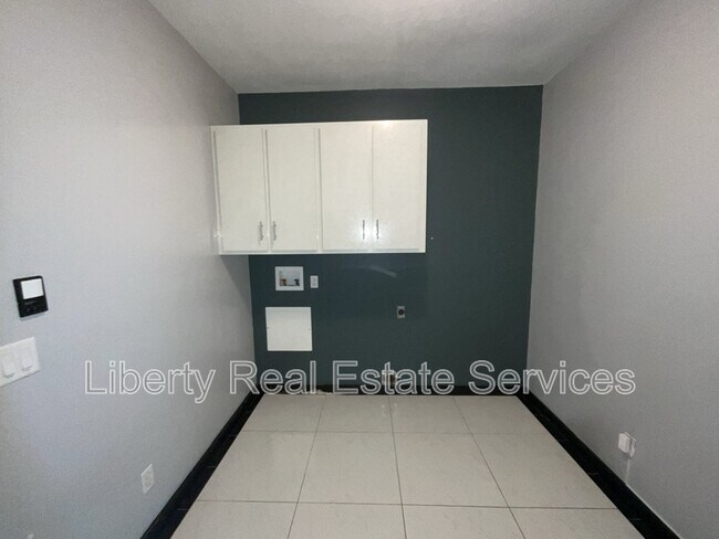 Building Photo - 380 Tremain Dr