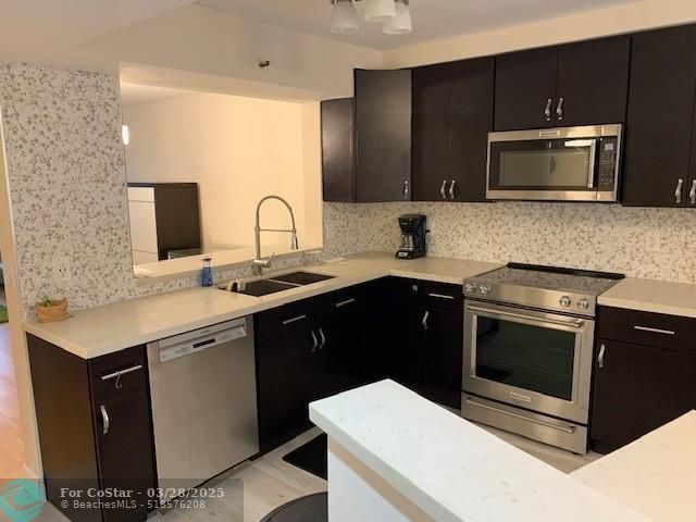 Building Photo - 2200 S Cypress Bend Dr