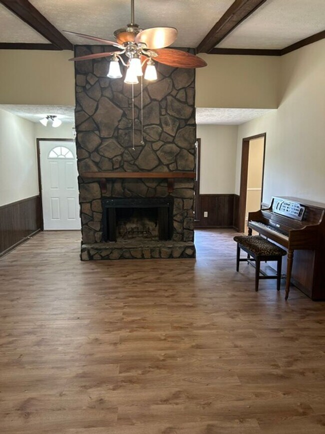 Building Photo - North Columbus 3 BR, 2BA, Great room and fenced yard