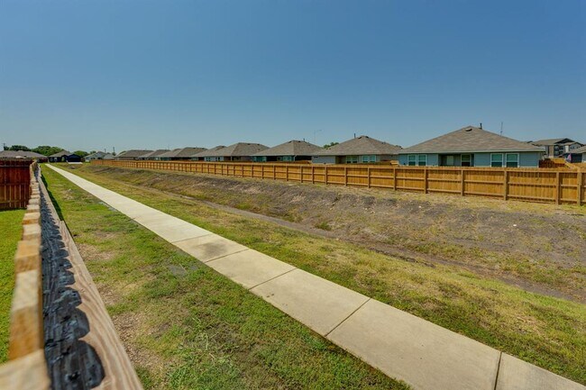 Building Photo - 307 N Richland Dr