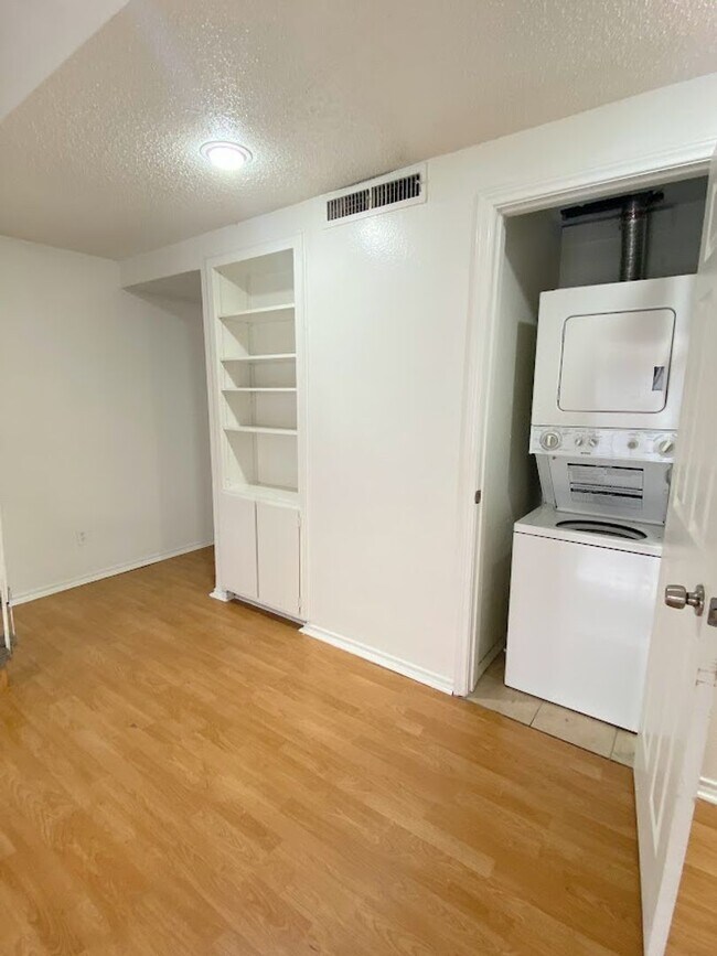 Building Photo - WATERFORD WEST CAMPUS - 4 BEDROOM - $2800