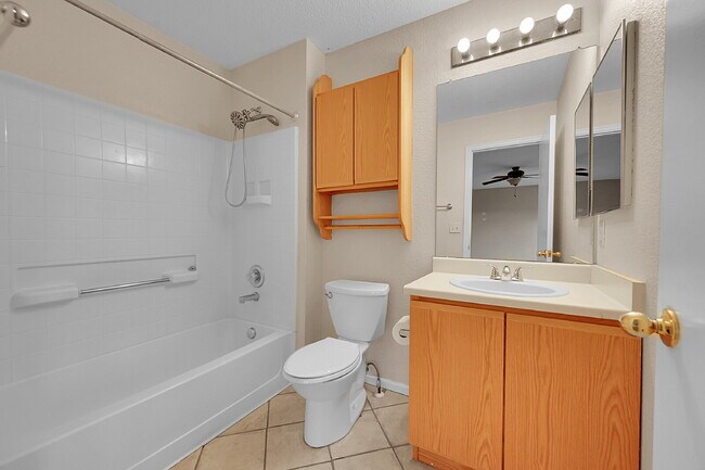 Building Photo - $2,550 - 3 Bed, 2 Bath End Unit Townhome w...