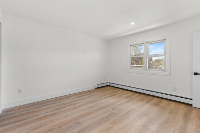 Building Photo - 302 E Harriet Ave