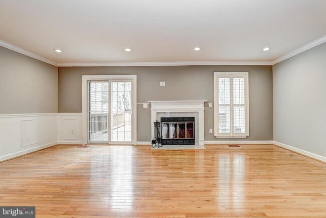 Building Photo - 41 Battersea Bridge Ct