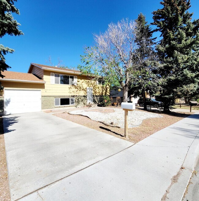 Primary Photo - 4 bedroom home with fenced back yard!