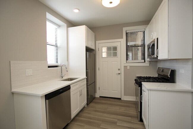 Building Photo - 3948.5 N Janssen Ave