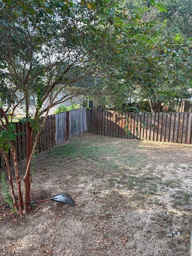 Building Photo - 3/2 Updated with Fenced Yard