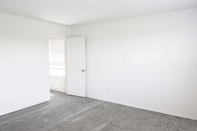 Building Photo - 448 English Oak St