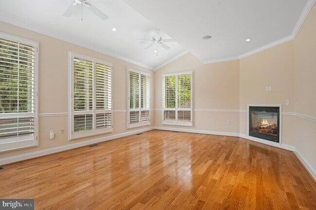 Building Photo - 5905 Lone Oak Dr